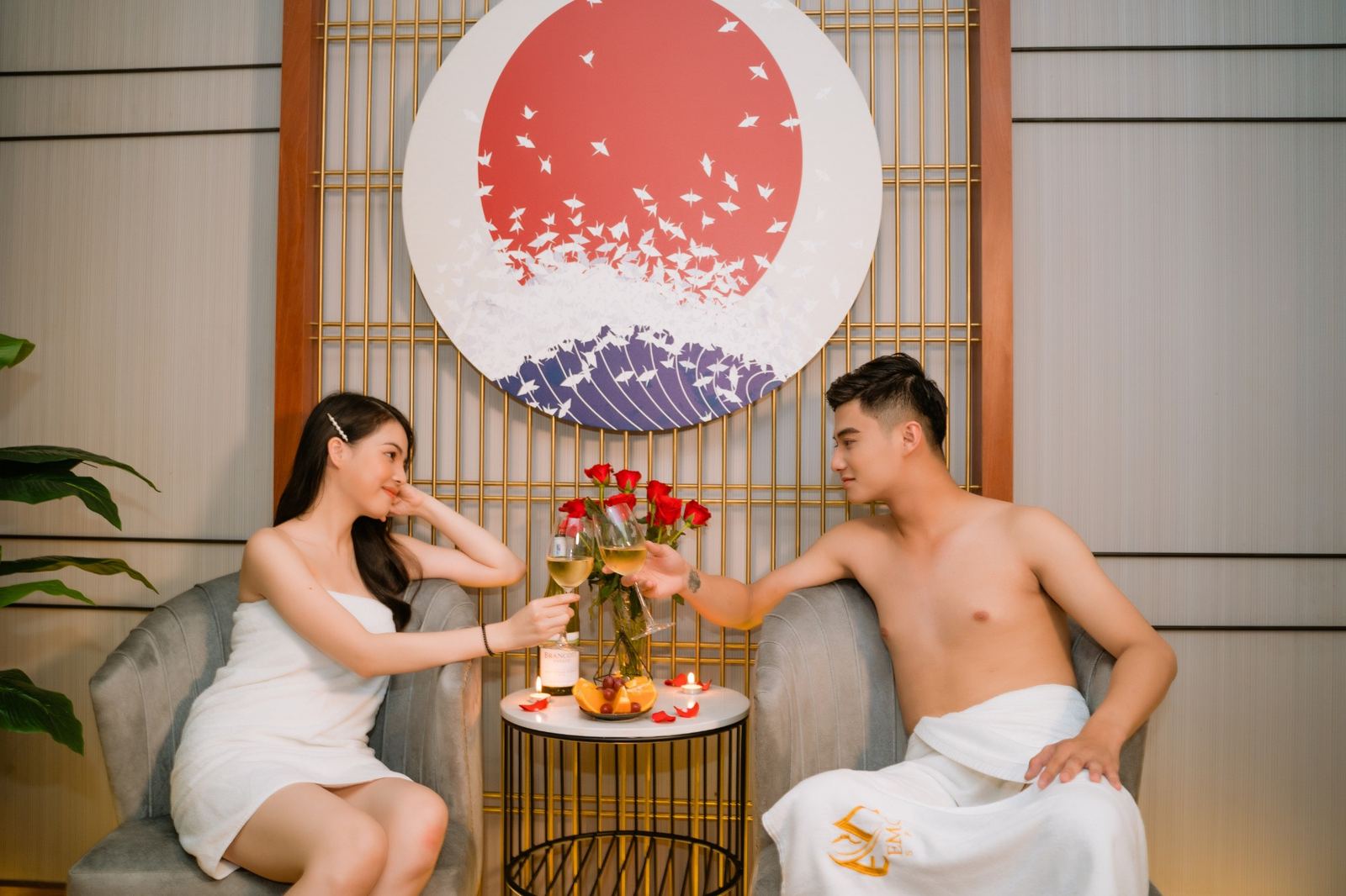 Cặp đôi thư giãn ngâm chân và thưởng thức rượu vang trong không gian Couple Spa