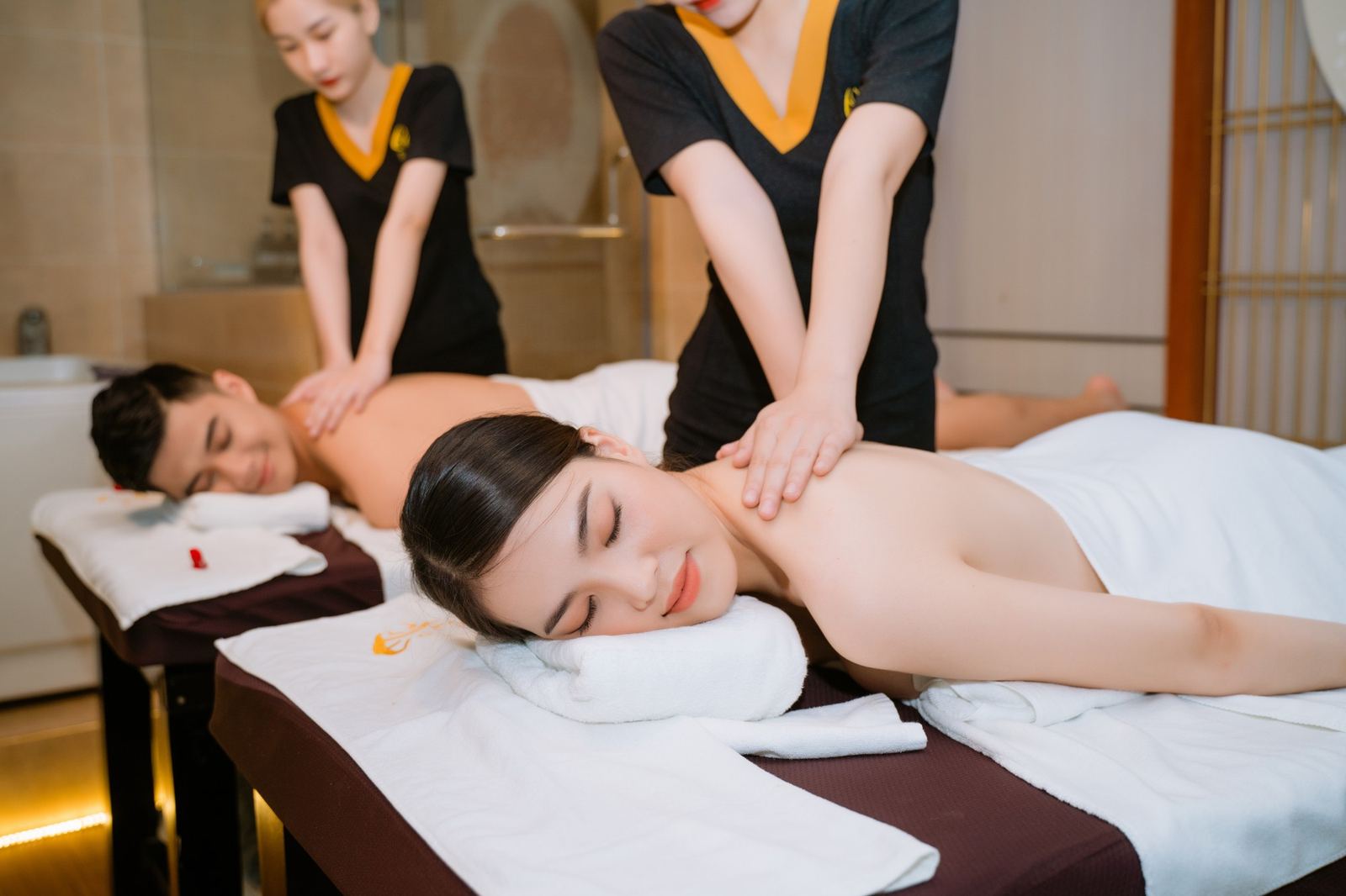 Đội ngũ kỹ thuật viên chuyên nghiệp thực hiện massage đồng thời cho cặp đôi