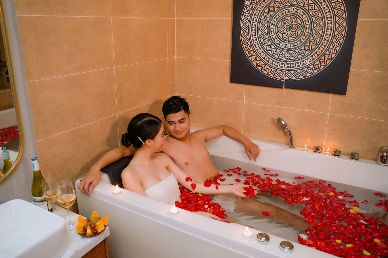 Trải nghiệm ngâm bồn hoa hồng lãng mạn dành cho cặp đôi tại EMO SPA