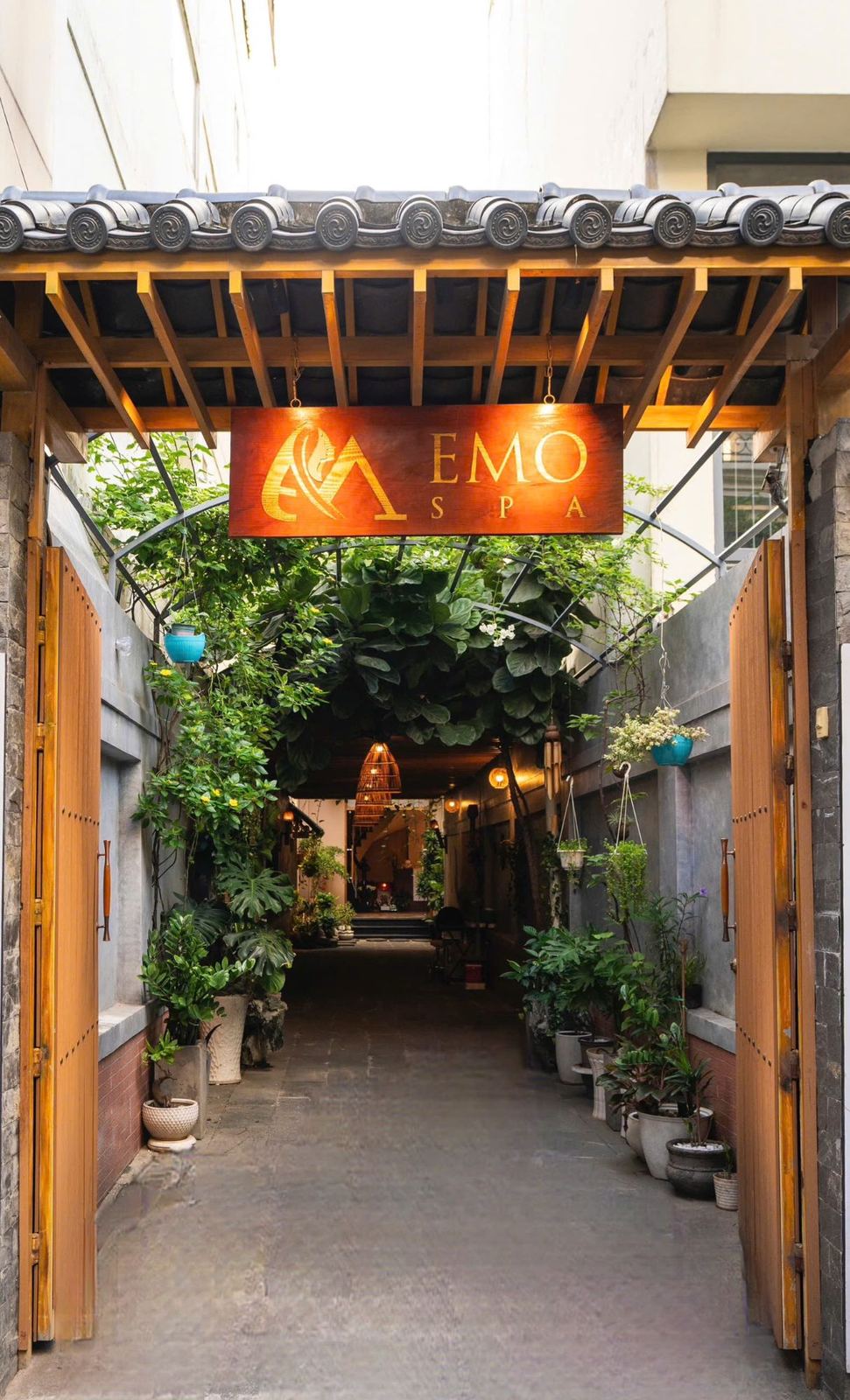 EMO SPA入口,古典瓦顶与绿意盎然的庭院